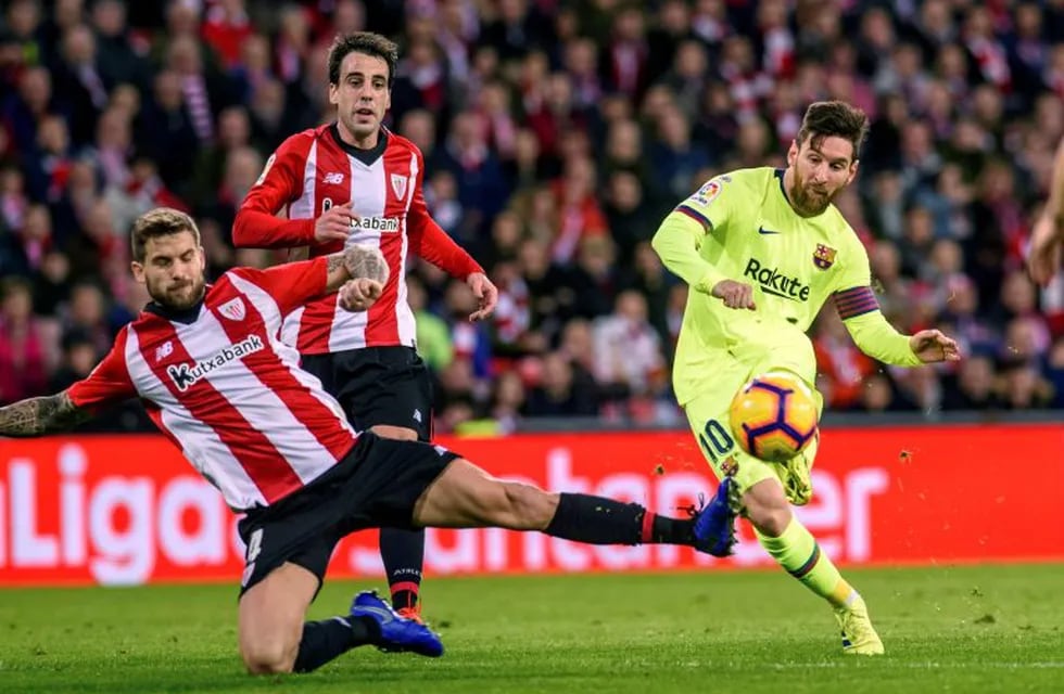 El defensa del Athletic de Bilbao Iñigo Martínez  pelea un balón con el delantero argentino del F.C Barcelona Lionel Messi EFE/Javier Zorrilla