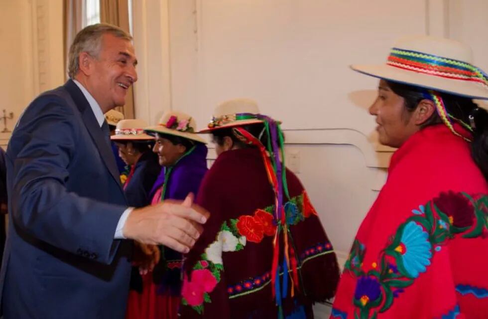 Artesanas de Caspalá, Jujuy, con el gobernador Morales