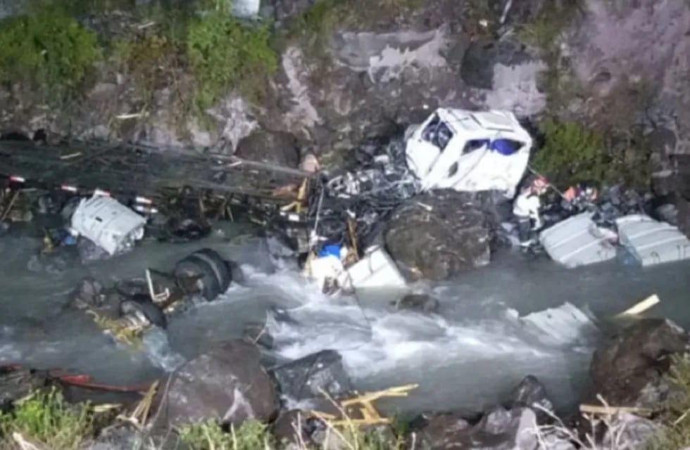 Así quedó el camión destrozado tras desbarrancar en los Caracoles de Chile y caer a un río.