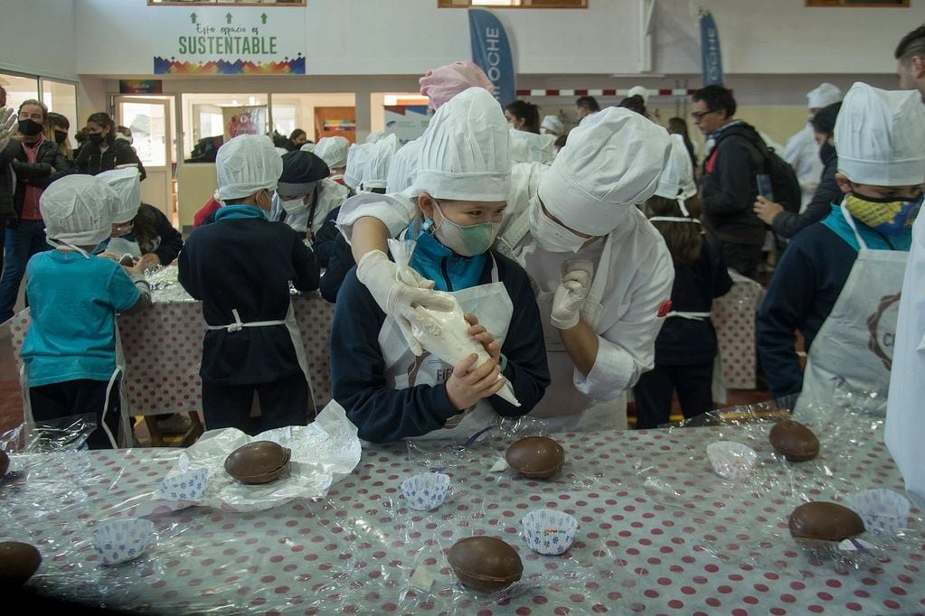 Los niños fueron asistidos por estudiantes de la escuela de gastronomía del Instituto Superior de Educación Técnico Profesional y de la escuela de oficios.