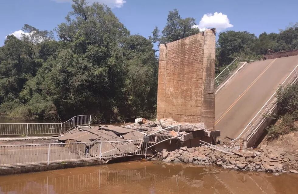 Se derrumbó el puente del Arroyo Pindayti en Alba Posse.