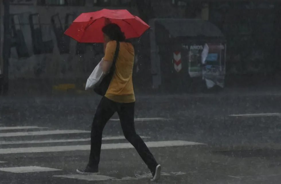 DYN65, BUENOS AIRES 22/02/17, LLUVIA EN BUENOS AIRES.FOTO-DYN/EZEQUIEL PONTORIERO. ciudad de buenos aires  fuerte temporal sobre la ciudad tras el dia de calor extremo clima ola de calor lluvias temporales tormentas