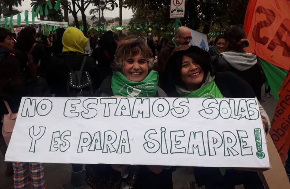 Mujeres se manifiestan en la plaza Belgrano de San Salvador de Jujuy