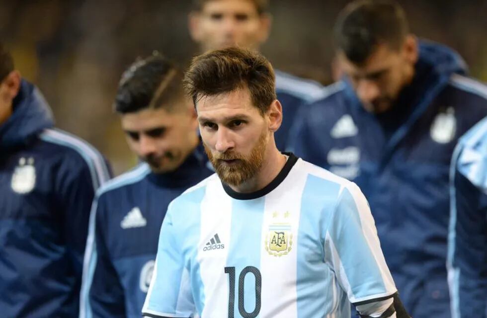 Agentina’s Lionel Messi walks off after their friendly game of football between Brazil and Argentina at the MCG in Melbourne on June 9, 2017. / AFP PHOTO / Mal Fairclough / IMAGE RESTRICTED TO EDITORIAL USE - STRICTLY NO COMMERCIAL USE melbourne australia lionel messi partido amistoso internacional futbol futbolistas partido seleccion argentina brasil