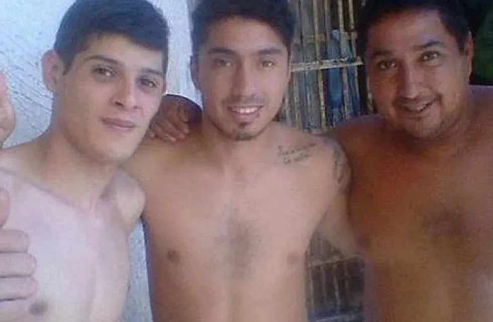 Luciano Cabral junto a su padre y un recluso en la cu00e1rcel de San Rafael.