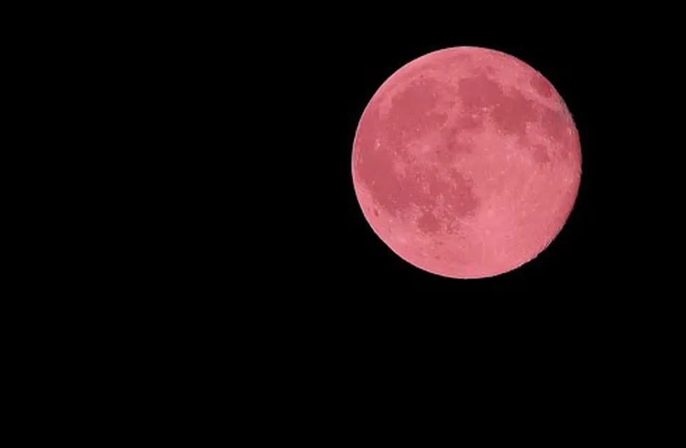 Preparate para la superluna rosa de abril: qué es, cuándo y cómo verla