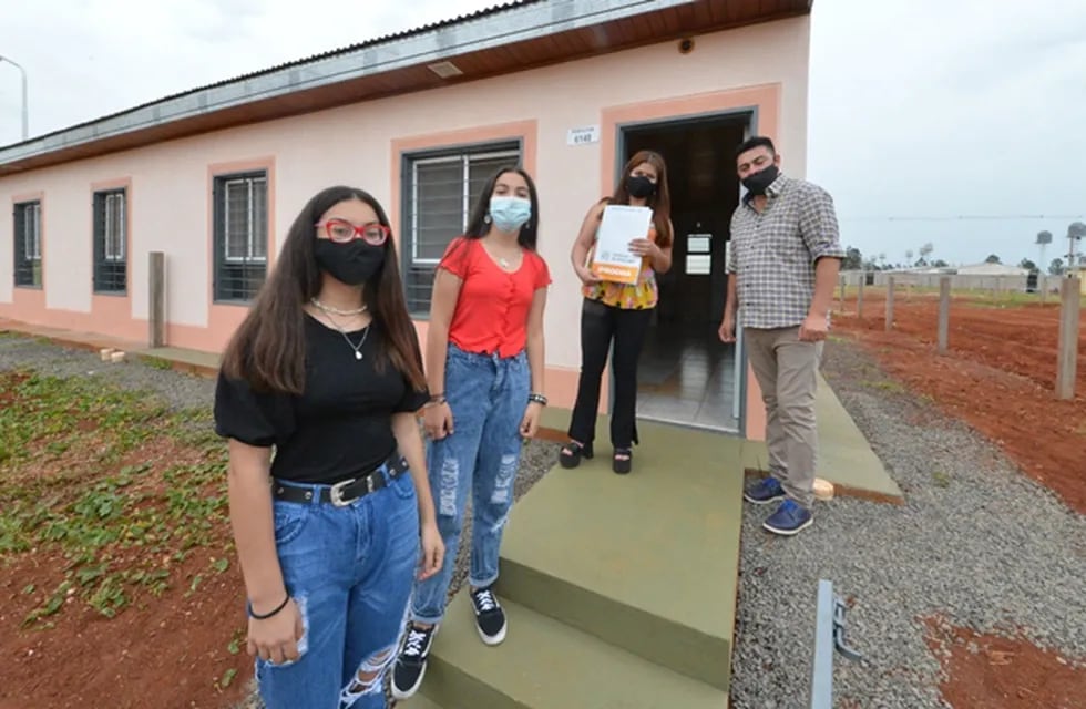 Entregaron viviendas a familias misioneras en el barrio Itaembé Guazú