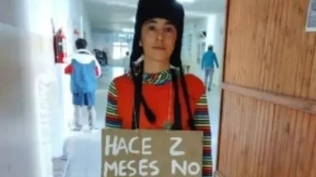 Rayen, la docente de Neuquén, se presentó a dar clases con un cartel que dice que no cobra el sueldo hace dos meses.