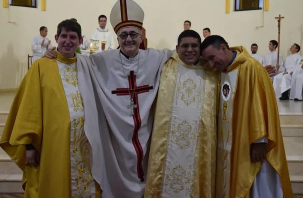 Obispo Juan Martínez con tres nuevos sacerdotes de la diócesis de Posadas.  (Seminario)