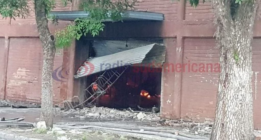 Voraz incendio en el Mercado Municipal de Corrientes. (Foto: Radio Sudamericana)