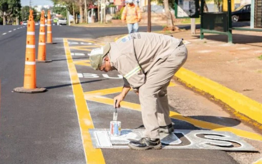 Ejecutan obras de señalización en varias calles y avenidas de Posadas.