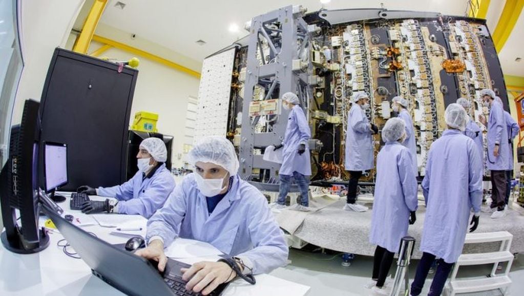Ingenieros trabajando en el desarrollo del satélite Saocom (Web)