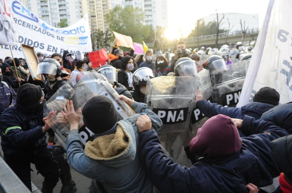 Incidentes en puente Pueyrredón entre manifestantes y efectivos de Prefectura.