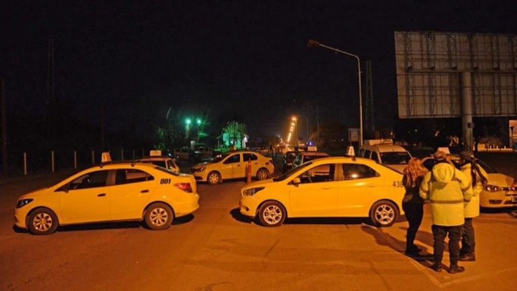 Los taxistas decidieron cortar algunas calles de la ciudad (Foto: LMNeuquen)