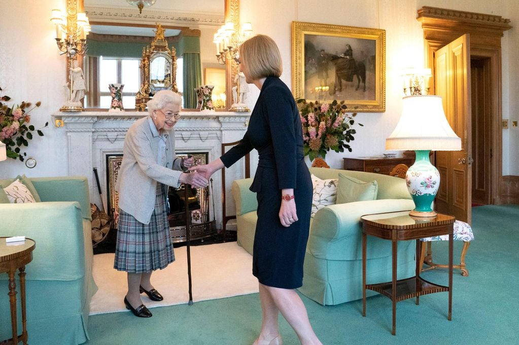En esta foto de archivo tomada el 6 de septiembre de 2022, la reina Isabel II de Gran Bretaña y la nueva líder del Partido Conservador y la primera ministra electa de Gran Bretaña, Liz Truss, se reúnen en el castillo de Balmoral en Ballater, Escocia, donde la reina invitó a Truss a formar gobierno