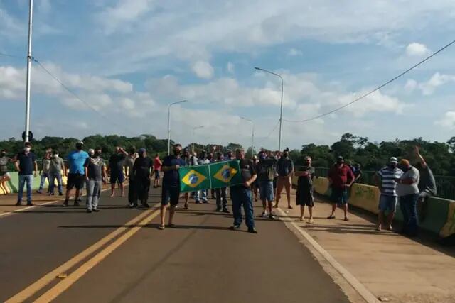 Se mantiene el corte de camioneros en el Puente Internacional Tancredo Neves