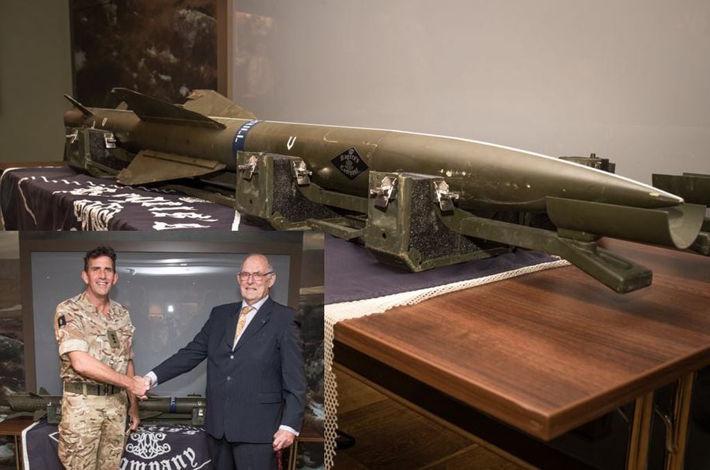 El Coronel Taylor hizo entrega de uno de los misiles del Sistema Rapier para ser exhibido en el Museo de la Isla.