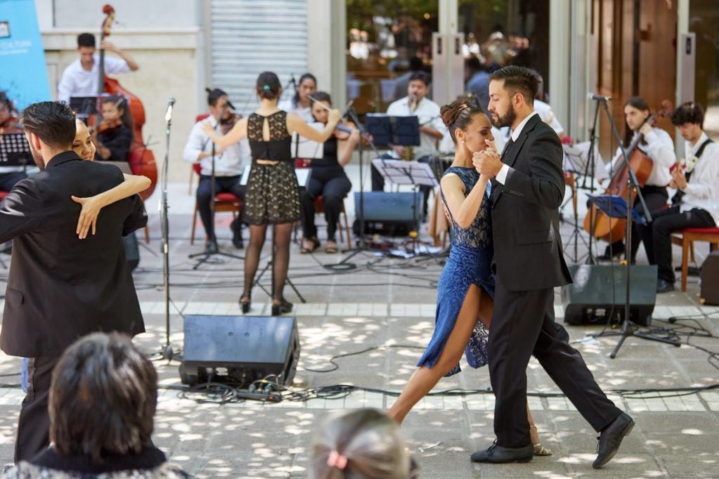 El Ensamble de Tango de la Municipalidad de Las Heras e integrantes del Ballet municipal frente a la Legislatura de Mendoza. Gentileza MLH