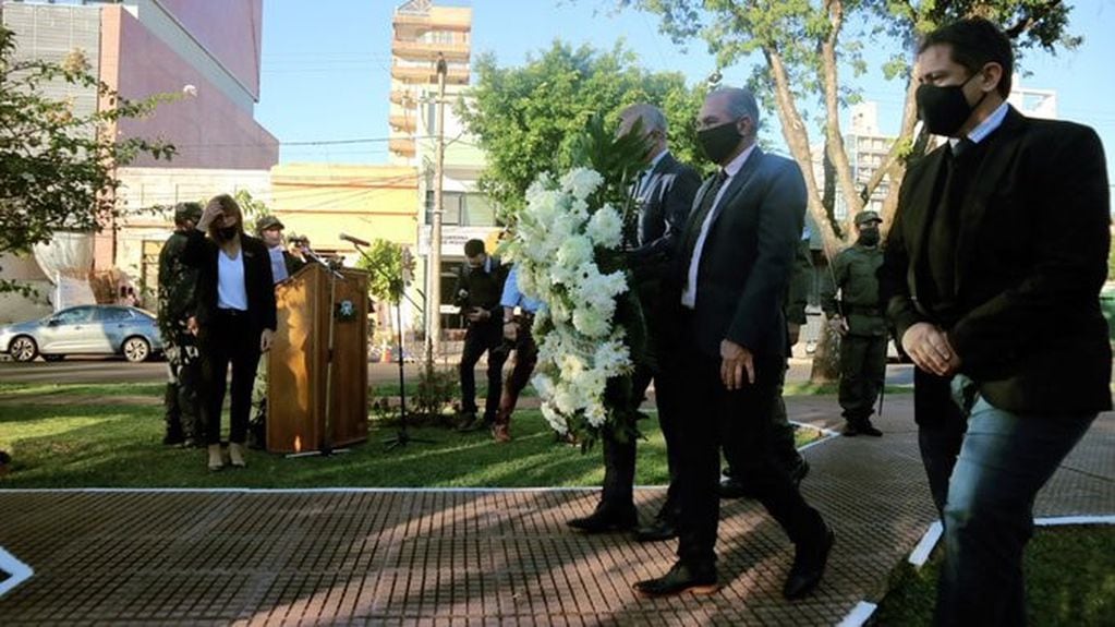 El vicegobernador Carlos Arce y el intendente de Posadas depositan una ofrenda en la conmemoración del fallecimiento de Martín Miguel de Güemes. (Municipalidad)
