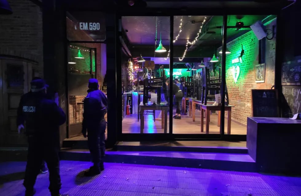 Clausuraron un bar en Bahía y multaron al propietario por desobedecer el DNU presidencial.
