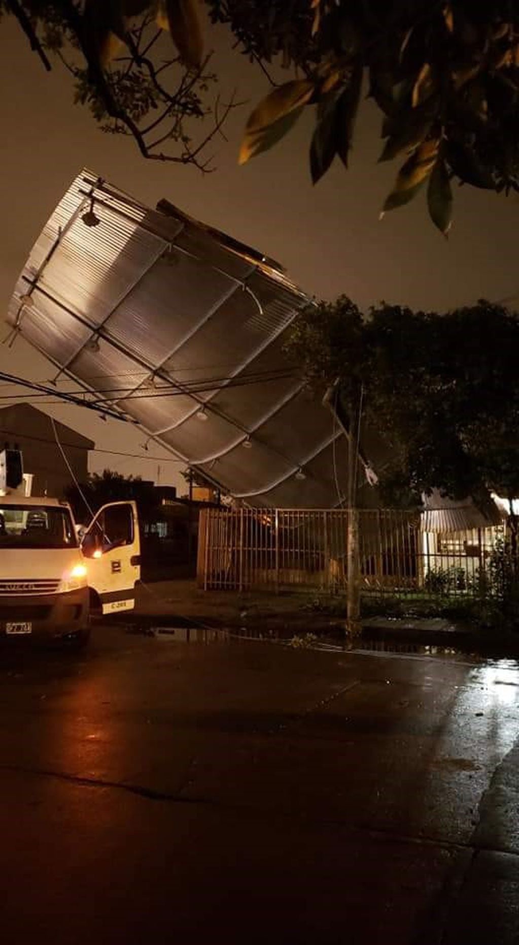 La tormenta voló el techo de una panadería de barrio Los Gigantes