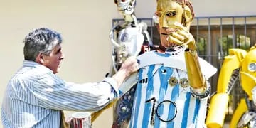 Fiebre mundialista en Misiones: construyó una escultura en homenaje a Messi