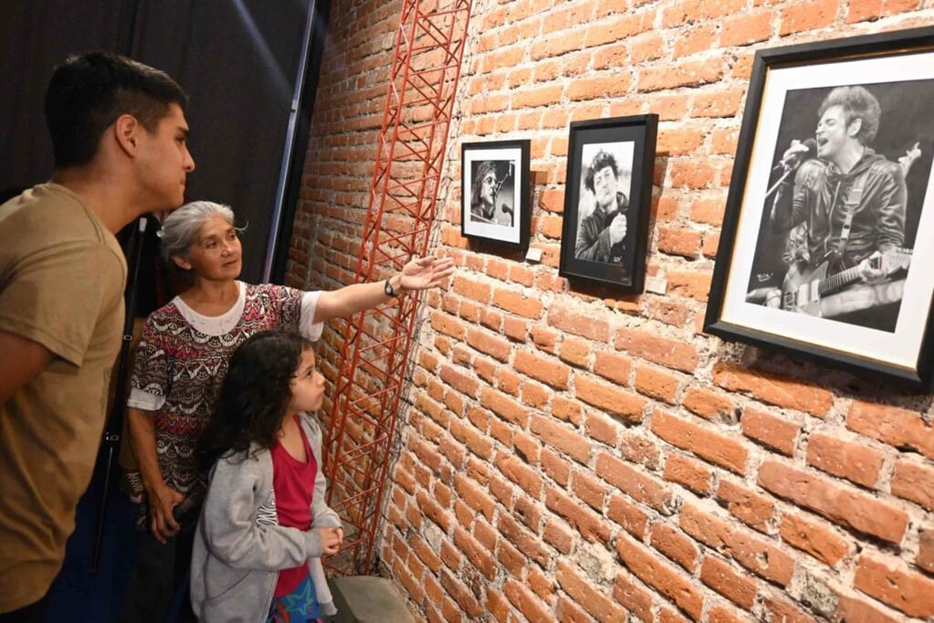 "Acordes a la Argentina" es el título de la muestra de trabajos de Claudio Vilca que se expone en el Centro Cultural "Héctor Tizón" de San Salvador de Jujuy.