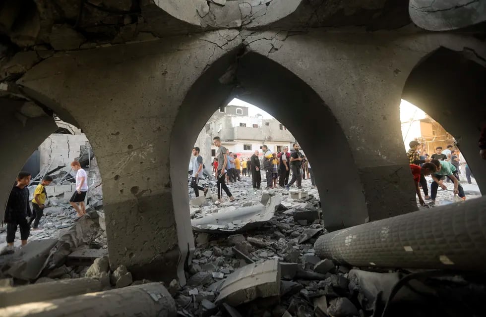 Palestinos inspeccionan los daños en una mezquita destruida tras un ataque israelí en un campo de refugiados en Jan Yunis, en el sur de la Franja de Gaza, el 8 de noviembre de 2023.