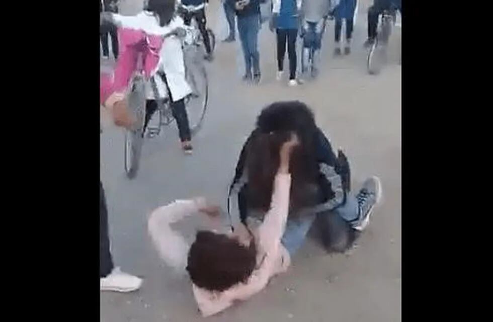 Las estudiantes se trenzaron en una brutal pelea a la salida de la escuela sanjuanina.