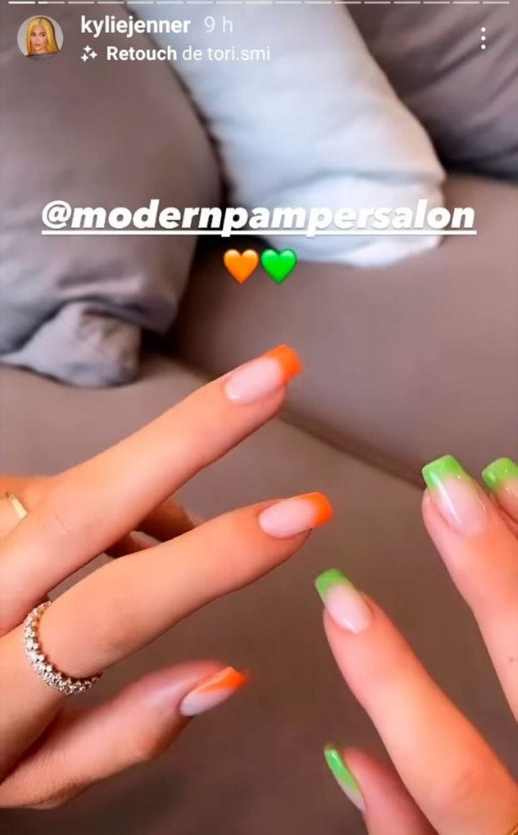 Las hermanas Kardashian lucen uñas esculpidas (Web)
