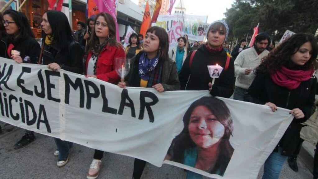 Familiares y amigos de la mujer marcharon tras el femicidio (web).
