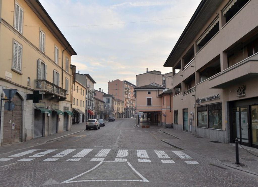 Las calles de Casalpusterlengo vacías por la máxima alerta en el Norte de Italia (Foto: EFE/EPA/Andrea Fasani)