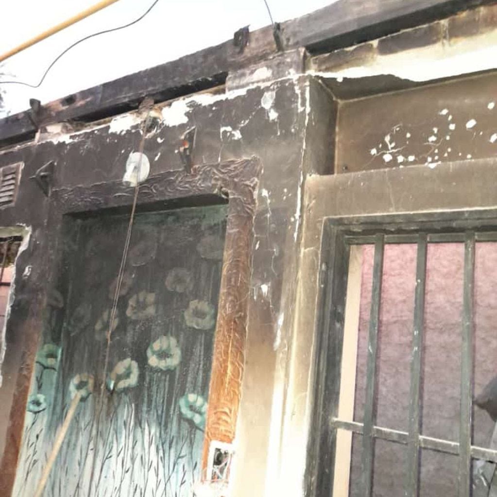 Una enfermera de Las Heras perdió su casa en un incendio y vive bajo un gazebo junto a sus hijos.