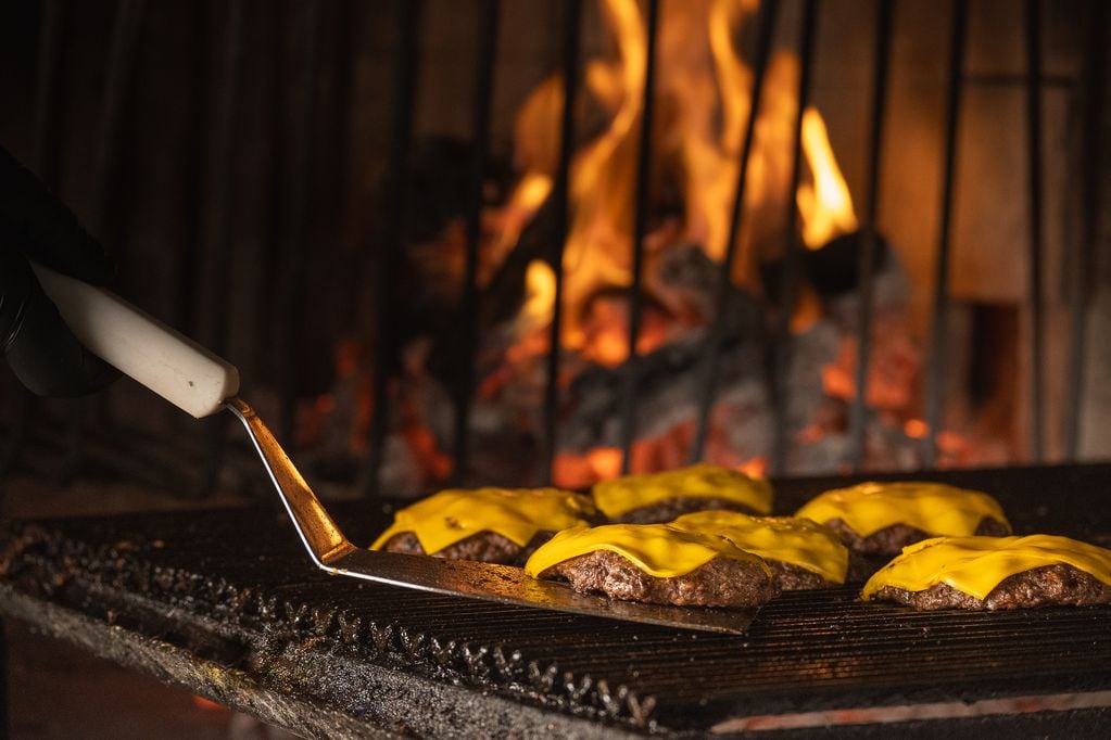 La hamburguesa de cheddar es uno de los clásicos que disfrutan los argentinos.