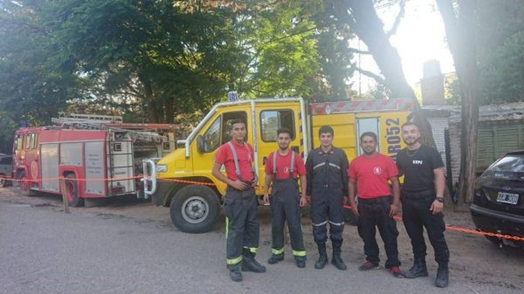 Los bomberos que rescataron a la turista en El Salto de la Moneda.