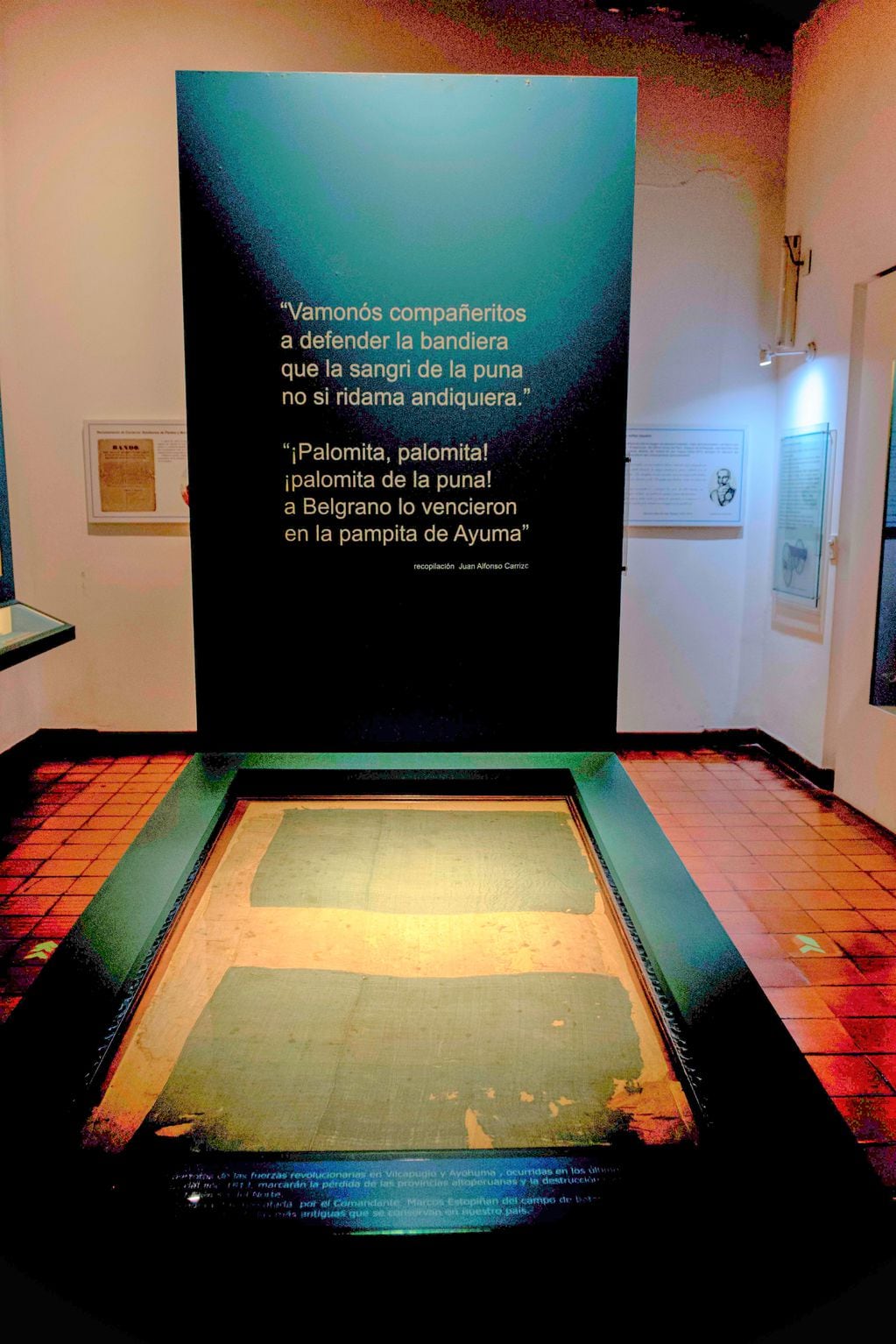 En el Museo Lavalle de San Salvador de Jujuy se exhibe "la Bandera argentina que acompañó a Belgrano y no se conoce en nuestro país", en palabras del investigador Jorge Calvetti.