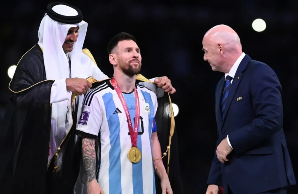 Qué es el bisht, la túnica negra que usó Lionel Messi cuando levantó la Copa del Mundo y cuál es su significado.