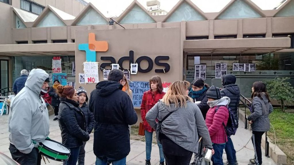 Protestas afuera de ADOS por la falta de cumplimiento de la prepaga