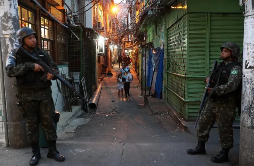 Soldados patrullan las calles durante un operativo en la favela de Rocinha en Rio de Janeiro (Brasil). (EFE)