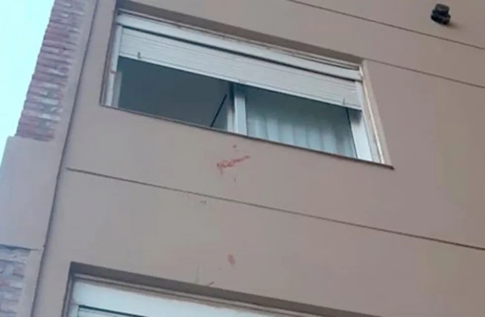 El balcon desde el que cayó la joven (Foto: Puntal).