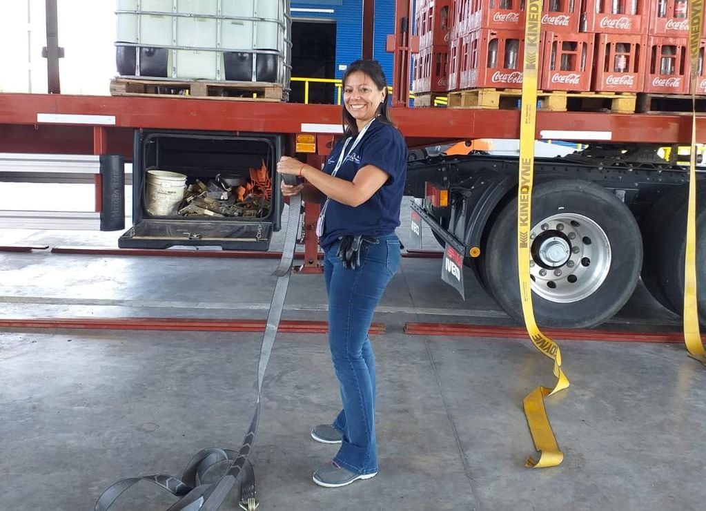 Silvana Araujo en la capacitación para ser una conductora de camiones profesional.