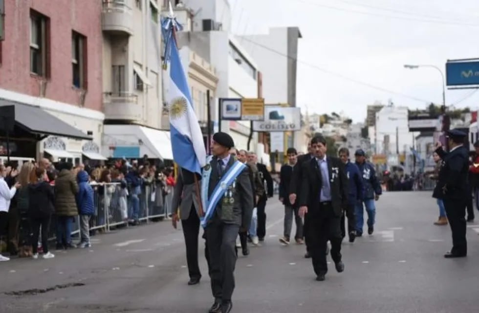 Comodoro conmemora el 25 de Mayo con un desfile cívico-militar