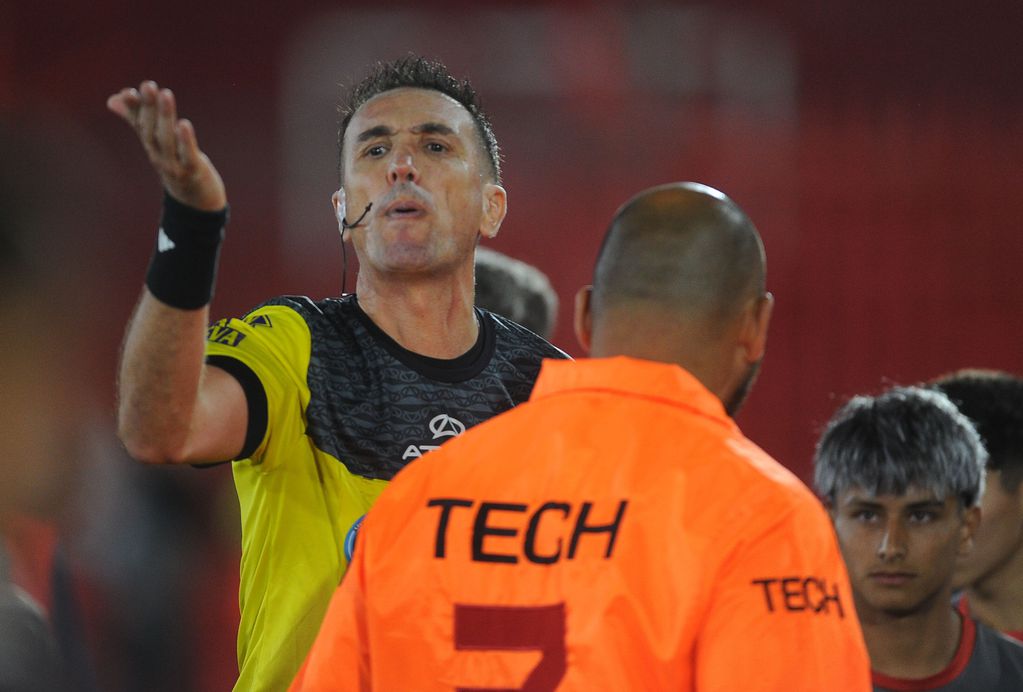 Pablo Dóvalo, árbitro envuelto en la polémica con Tevez. (Fotobaires).