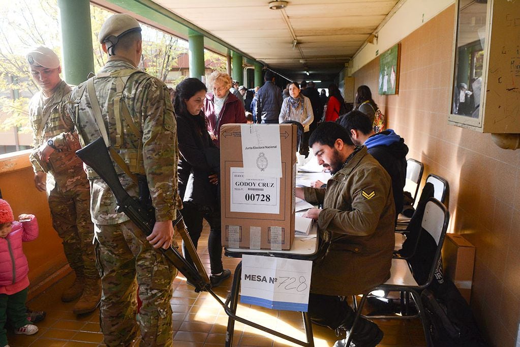 La custodia de las escuelas y locales habilitados para votar. Una de las misiones específicas del Ejército en esta jornada tan importante para el sistema democrático.