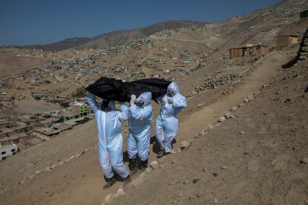 Los junta cadáveres en Perú. (AP)