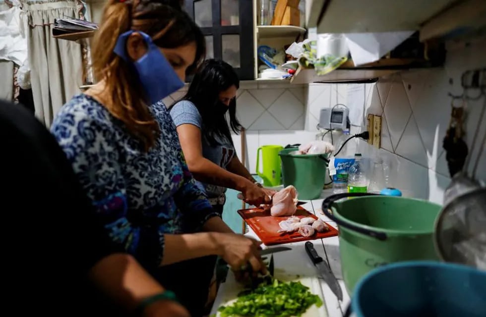 Gabriela Ramos, 29, chops chicken at a soup kitchen in the Villa 31 slum during the spread of the coronavirus disease (COVID-19), in Buenos Aires, Argentina May 8, 2020. Picture taken May 8, 2020. REUTERS/Agustin Marcarian