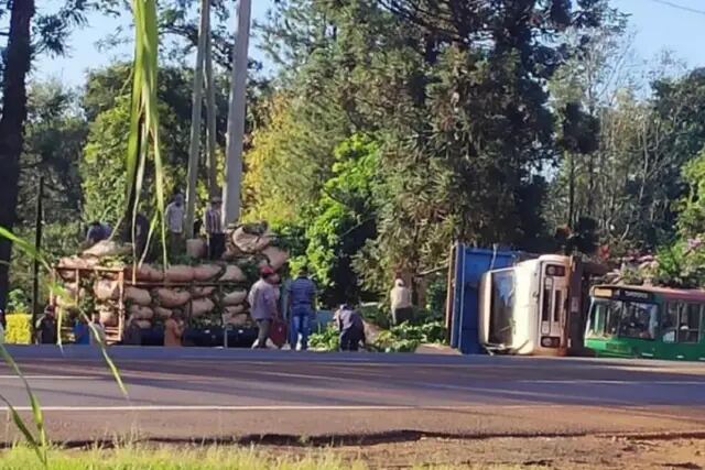 Puerto Leoni: volcó un camión con exceso de yerba