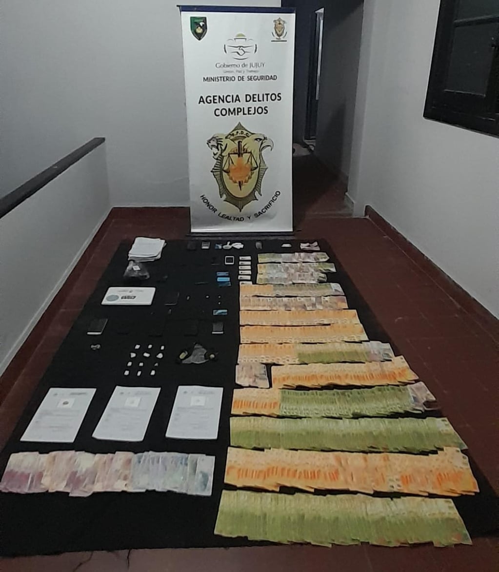 La Agencia Provincial de Delitos Complejos exhibió los elementos secuestrados en el procedimiento realizado en el barrio Coronel Arias de San Salvador de Jujuy.