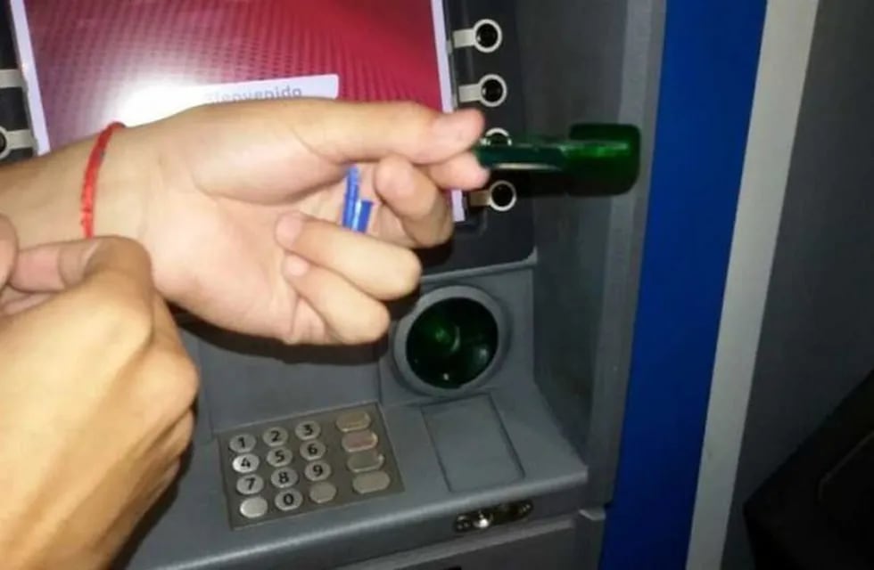 Detienen a un brasileño que montó un sistema para clonar tarjetas en un cajero de Palermo. (Foto: Clarín)