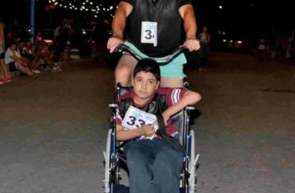 Pablo Correa diseñó una silla de ruedas adaptada, que tiene una bici en la parte trasera.